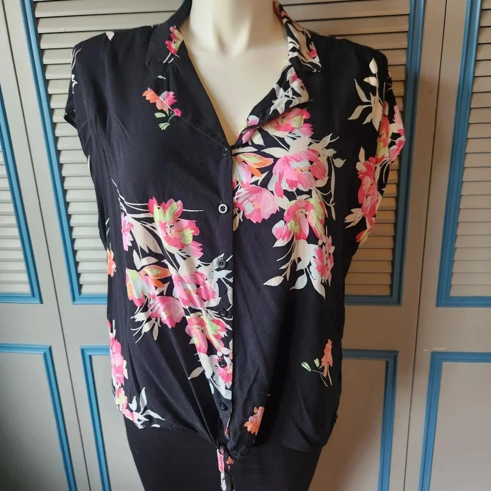 Torrid Black & Pink Floral Top - Picture 2 of 10